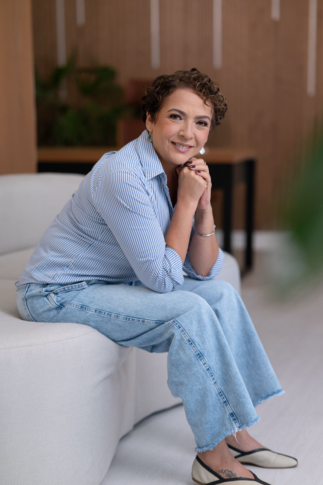 Patrícia Sena em ambiente acolhedor, transmitindo confiança e empatia